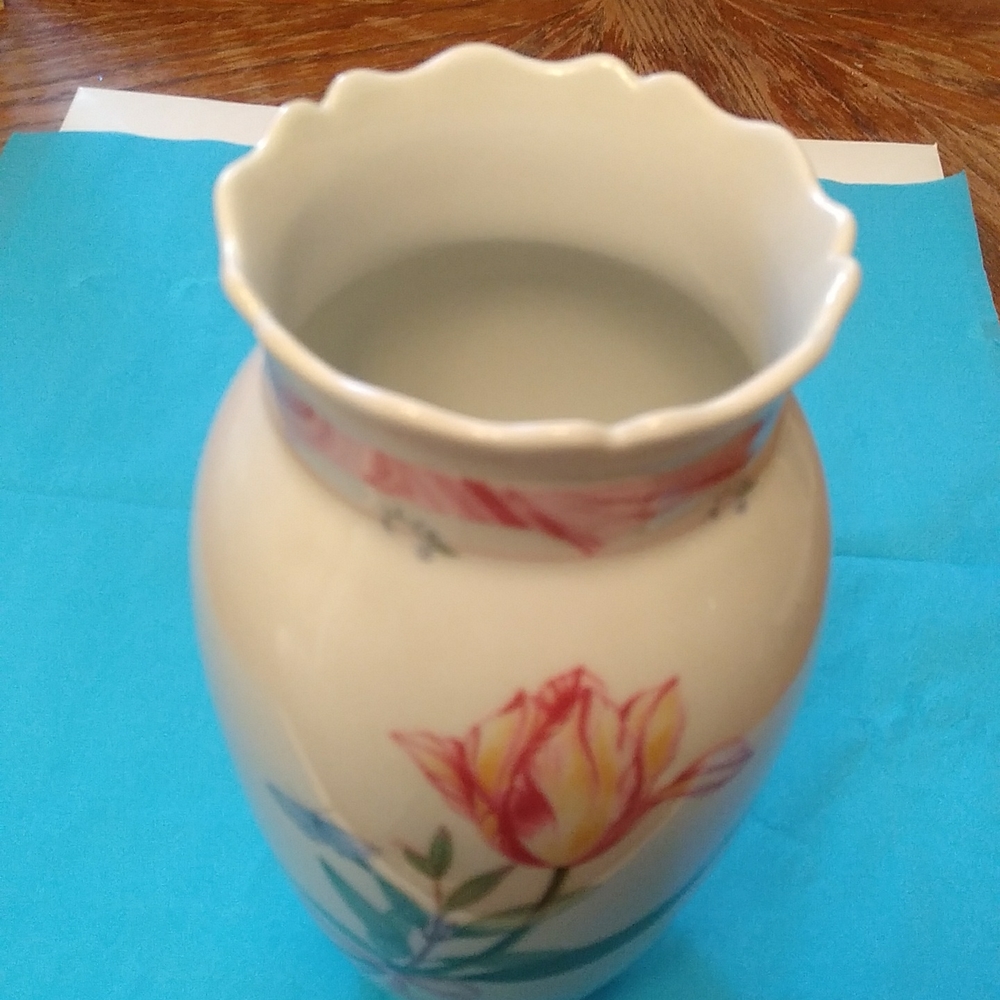 Crowning Touch scalloped top vase
